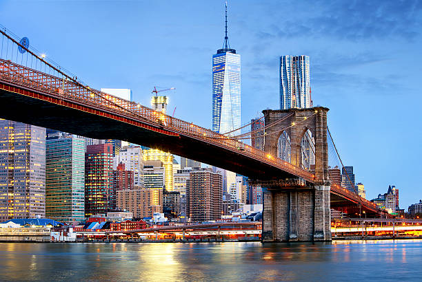 puente de brooklyn y wtc libertad tower por la noche, nueva york - brooklyn bridge fotografías e imágenes de stock