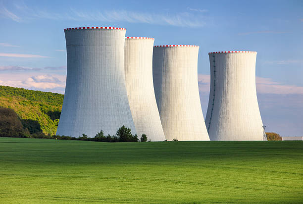 nuclear power plant - fuel and power generation nuclear power station tower pollution zdjęcia i obrazy z banku zdjęć