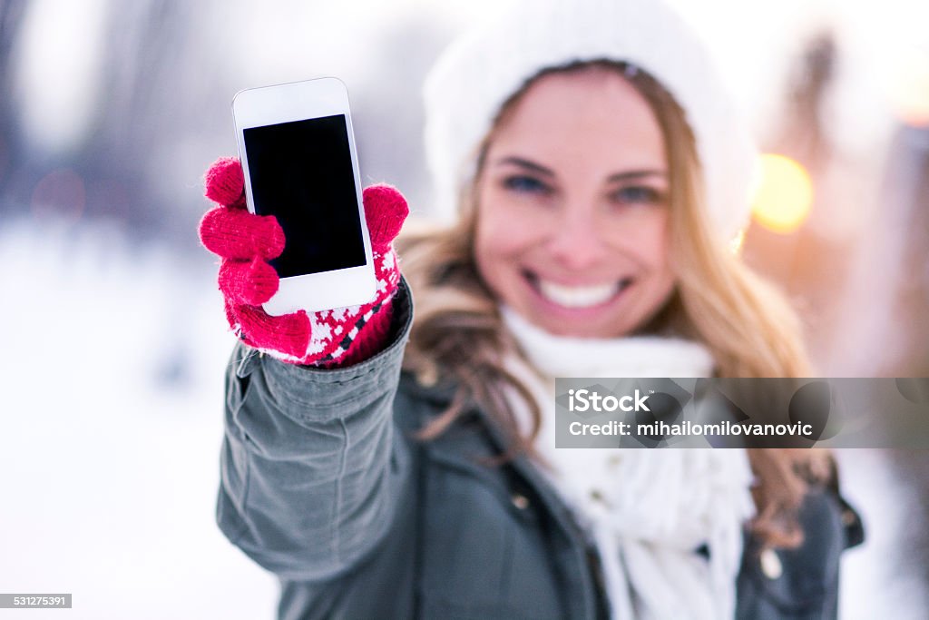 Portrait de jeune fille sur le téléphone - Photo de Montrer libre de droits