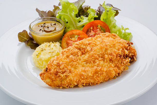 Frango à Milanesa com Salada e Puré de batata - fotografia de stock