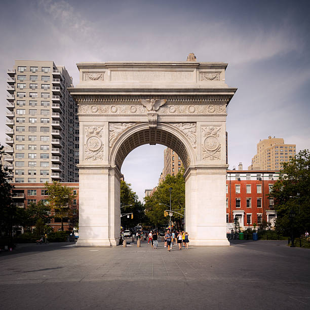 washington square arch in greenwich village in new york city - washington square triumphal arch stock-fotos und bilder