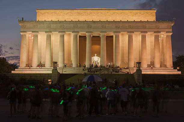 grupo de turistas visitam o memorial de lincoln - the mall flash imagens e fotografias de stock