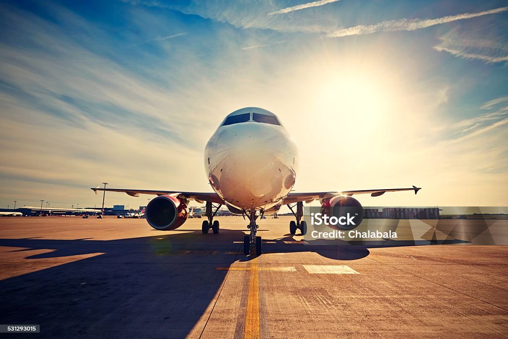 Flugzeug bei Sonnenaufgang - Lizenzfrei Flugzeug Stock-Foto