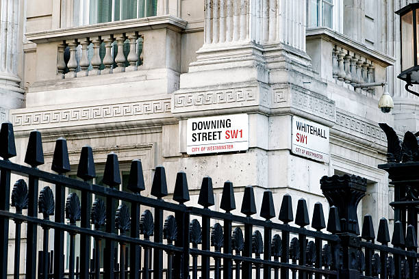 downing street sign città di westminster a londra, regno unito - whitehall street downing street city of westminster uk foto e immagini stock