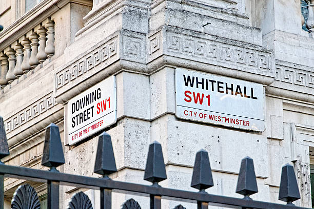 downing street sign città di westminster a londra, regno unito - whitehall street downing street city of westminster uk foto e immagini stock