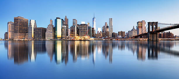 panorama del centro new york di ponte di brooklyn e i grattacieli - wall street finance skyscraper business foto e immagini stock