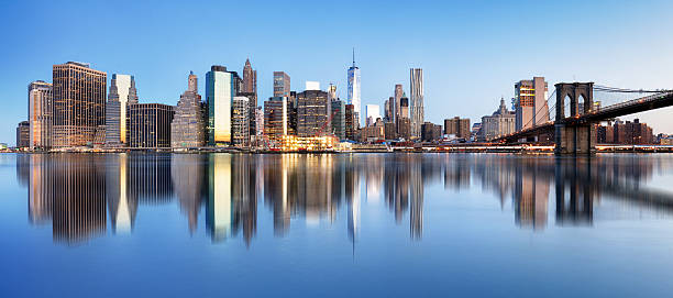 нью-йорк бруклинский мост панорама с города и небоскребы - wall street finance skyscraper business стоковые фото и изображения