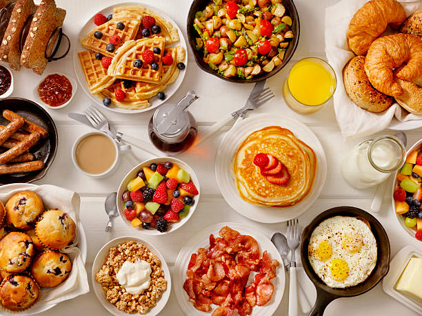 「盛宴」での朝食 - 食卓 ス  トックフォトと画像