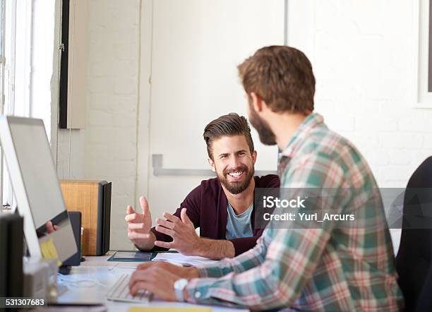 Hashingoutdetails Mit Etwas Humor Stockfoto und mehr Bilder von 2015 - 2015, Arbeitskollege, Arbeitsstätten