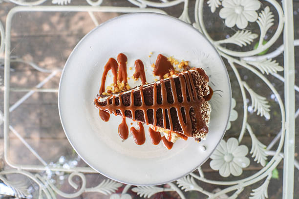 trozo de torta con caramelo toping banoffee - tart dessert plate white fotografías e imágenes de stock