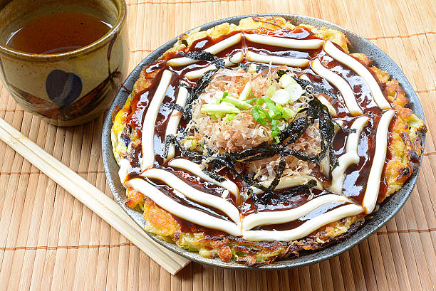 modanyaki okonomiyaki japanses pizza - adulation asia cooked food - fotografias e filmes do acervo