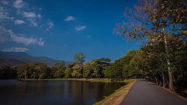 ang kaew reservoir - thailand mountain chiang mai province mountain range fotografías e imágenes de stock