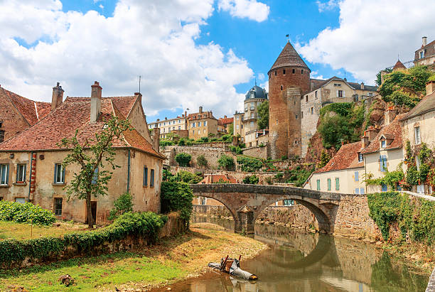 malerischen fluss durch die mittelalterliche stadt sémur-en-auxois - burgund frankreich stock-fotos und bilder