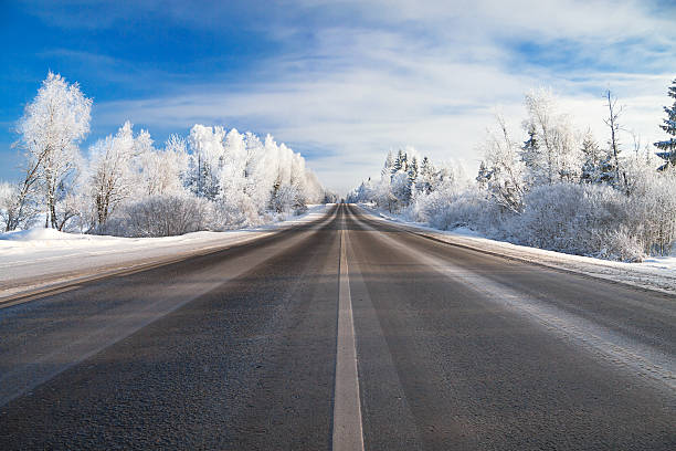 paesaggio invernale con la strada - winterroad foto e immagini stock