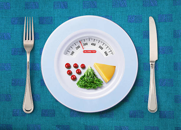 total de calorias alimentos - serving size weight scale scale food - fotografias e filmes do acervo