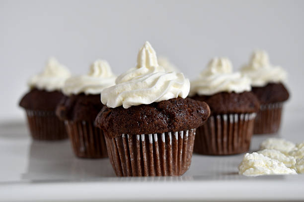 muffin al cioccolato coperto con panna montata. - muffin freedom breakfast photography foto e immagini stock