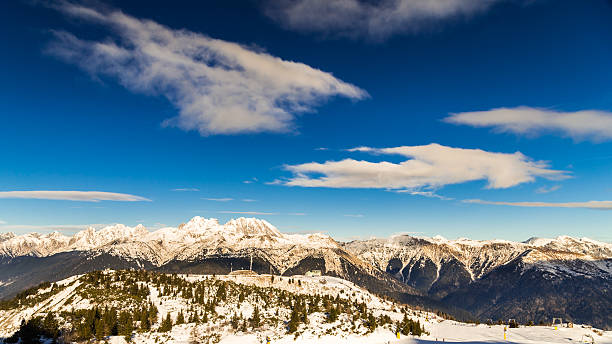 tag auf der skipiste - dolomites ski lift winter ski track stock-fotos und bilder