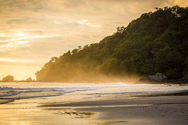 пляж заката в коста-рика - costa rican sunset стоковые фото и изображения