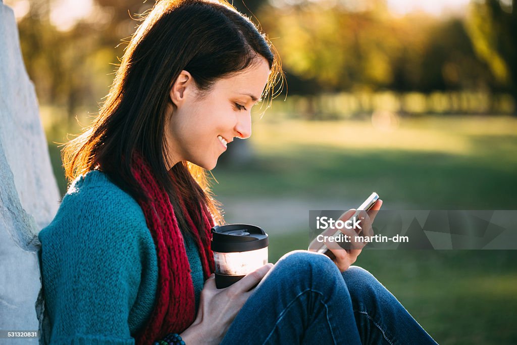 Mädchen SMS auf smartphone mit Kaffee - Lizenzfrei 2015 Stock-Foto