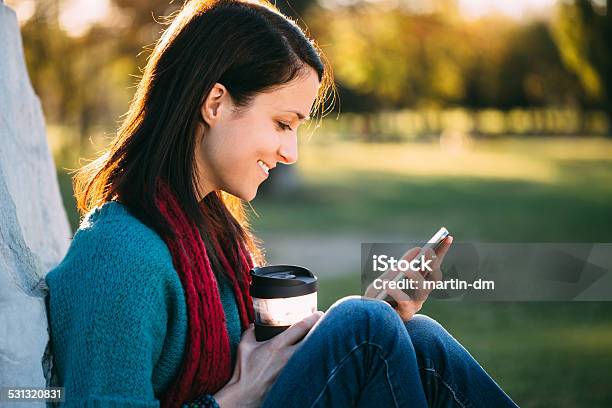 Mädchen Sms Auf Smartphone Mit Kaffee Stockfoto und mehr Bilder von 2015 - 2015, Armband, Drahtlose Technologie