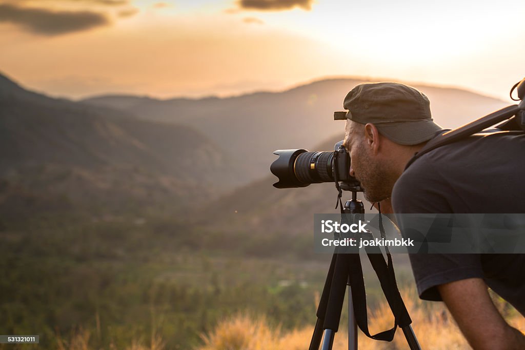 Paisaje macho fotógrafo en acción de Tomar fotografía - Foto de stock de Fotógrafo libre de derechos