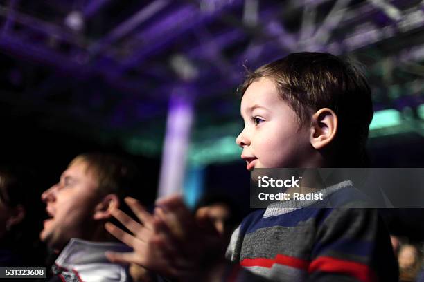 Vater Mit Sohn Auf Einem Konzert Stockfoto und mehr Bilder von Kind - Kind, Aufführung, Bühnentheater
