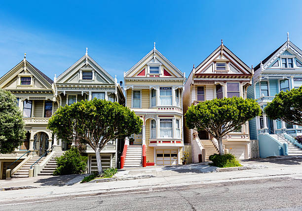 dames peintes à alamo square, à san francisco, californie, états-unis - san francisco californie photos et images de collection