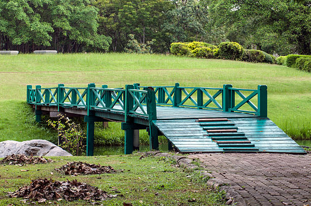 drewniane kładka dla pieszych w obrębie brook na park - pond athwart footbridge bridge zdjęcia i obrazy z banku zdjęć