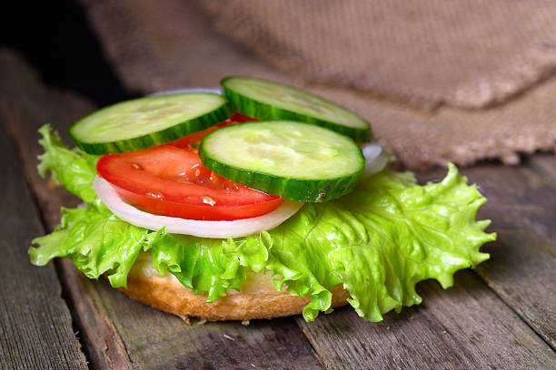 burger z sałatka i innych warzyw na deski stary szary - large cheese beautiful red zdjęcia i obrazy z banku zdjęć