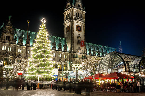 weihnachtsmarkt in hamburg, deutschland - hamburg stock-fotos und bilder