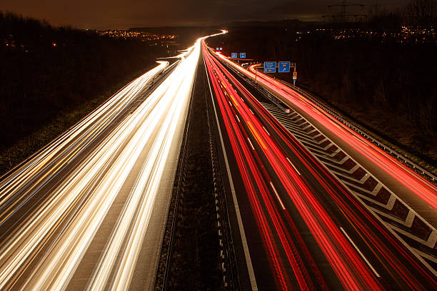 автобана a8 wendlingen bei nacht - ausfahrt стоковые фото и изображения