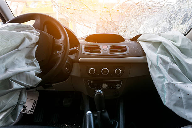 tableau de bord de voiture cassée - airbag photos et images de collection