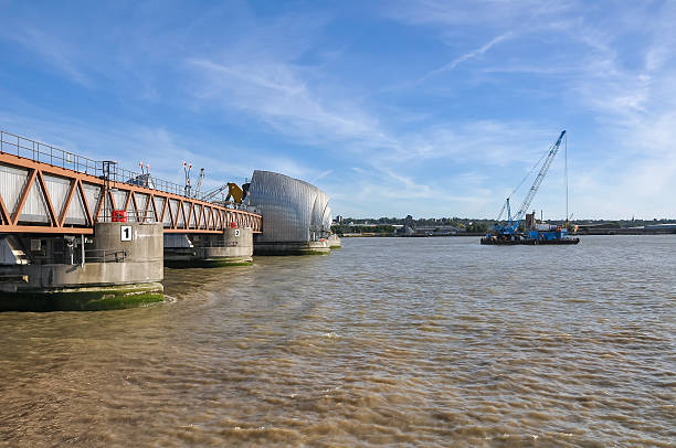 テムズバリアーロンドンで - thames river thames barrier london england boundary ストックフォトと画像