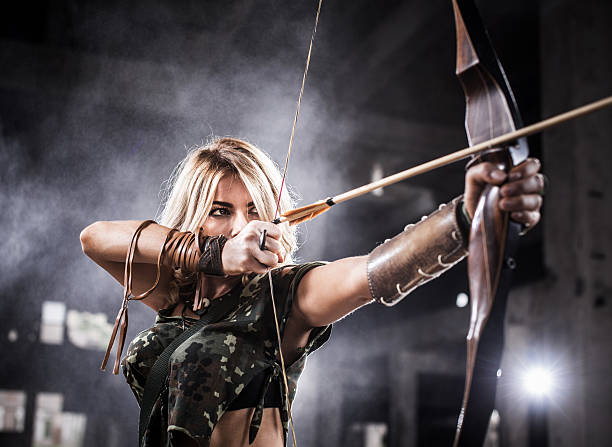 bogenschießen. - archery bow arrow women stock-fotos und bilder