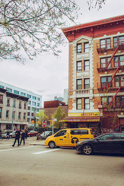 miejski scena w williamsburg na brooklynie - fashionable contemporary cool front view zdjęcia i obrazy z banku zdjęć