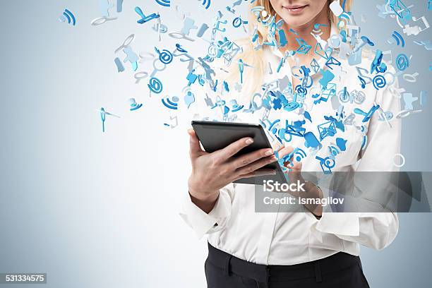 Geschäftsfrau Holding Touchpad Stockfoto und mehr Bilder von 2015 - 2015, Anzug, Ausrüstung und Geräte