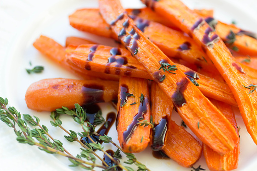 roasted carrots with thyme and balsamic vinegar