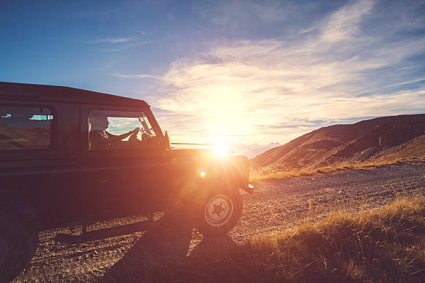 vier rad fahren sie auf die berge bei sonnenuntergang mit - 4x4 off road vehicle car land vehicle stock-fotos und bilder