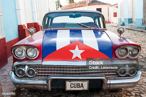 Coche Clásico Foto de stock y más banco de imágenes de Bandera cubana - Bandera cubana, 2015, Antillas