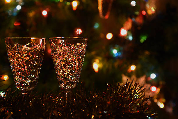 sapin de noël guirlande de lumières lunettes - wine christmas alcohol evening ball photos et images de collection