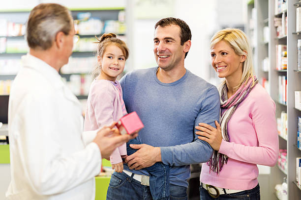istock Family at the pharmacy. 531348087