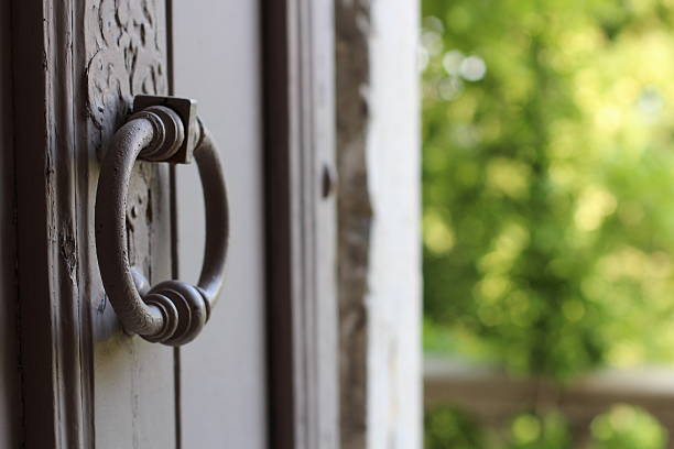 shabby chic con un llamador de puerta - aldaba fotografías e imágenes de stock