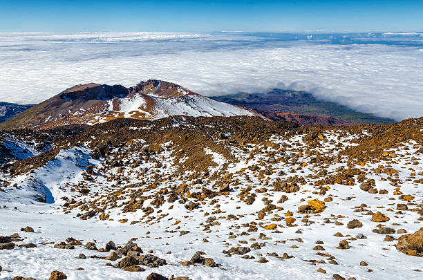 en la parte superior del teide en tenerife - anoxia fotografías e imágenes de stock