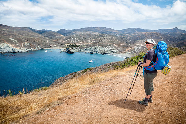 rucksacktourist auf catalina island, kalifornien - treking poles stock-fotos und bilder
