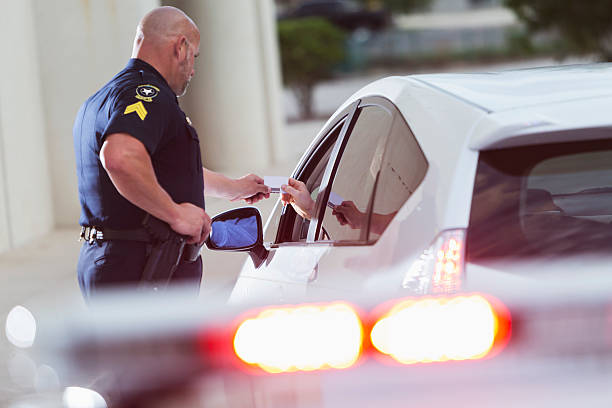 demander le permis pour l'identification de police - pulled over by police photos et images de collection