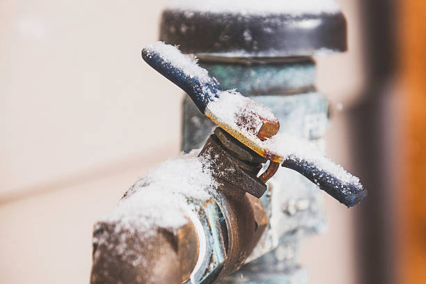 acqua ghiacciata spegni impugnatura nella neve molto forte - brina acqua ghiacciata foto e immagini stock