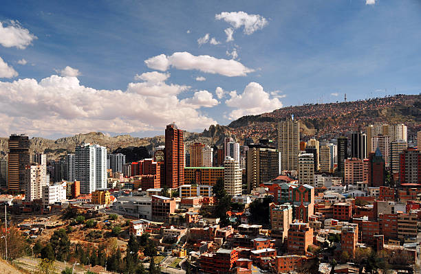 la paz ,bolivia ： ヒルズ amp \;;タワーズ - ラパス ストックフォトと画像
