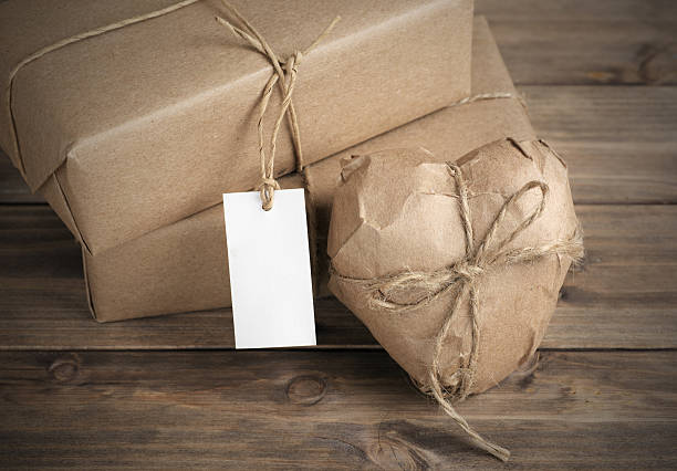 istock Heart and box wrapped in brown kraft paper 531362577