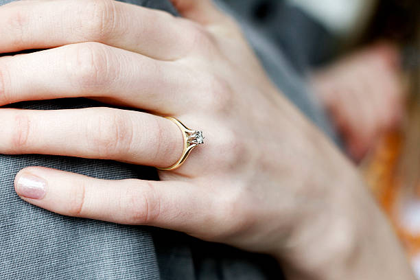 diepvries onderwijs vorm Her Petite Diamond On Gold Band Stock Photo - Download Image Now -  Engagement Ring, Gold - Metal, Gold Colored - iStock