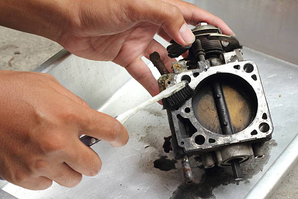 Throttle valve cleaning Cleaning the throttle valve it allows maximum airflow. throttle stock pictures, royalty-free photos & images